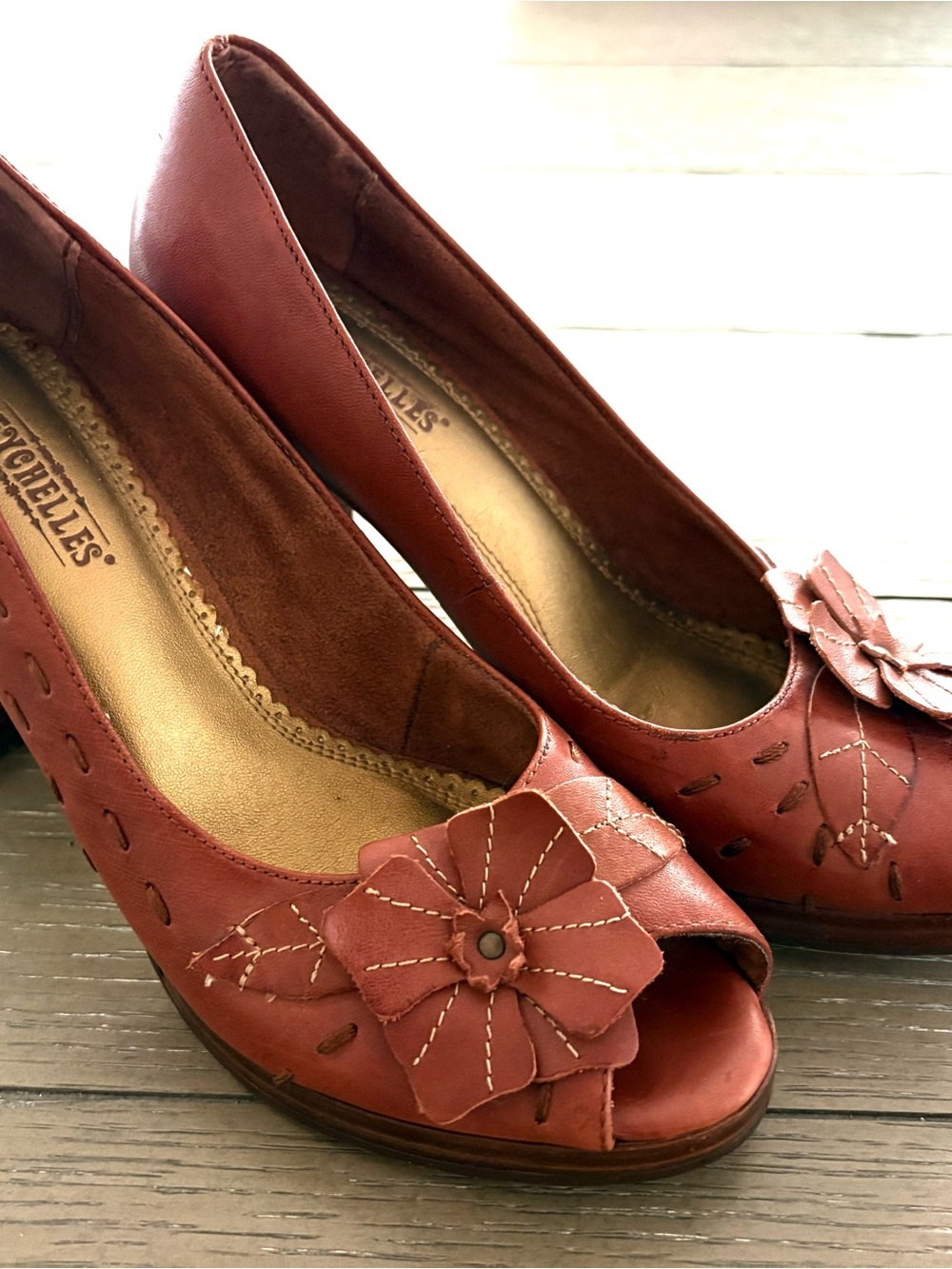 Vintage Seychelles cognac brown Leather Peep-Toe Heels with Floral Applique